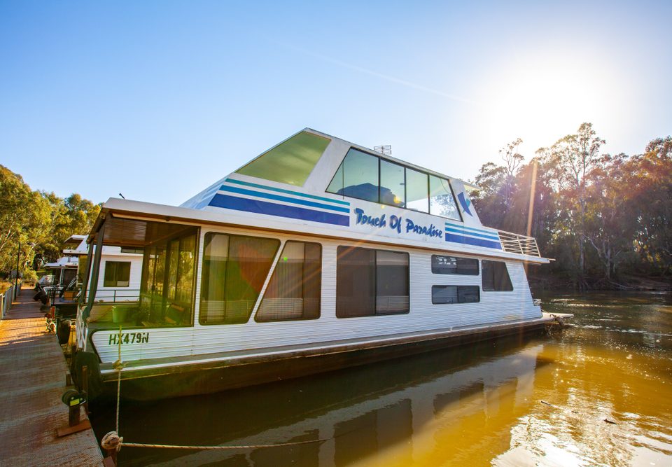Benefits OOff-Grid Solar Power Houseboats